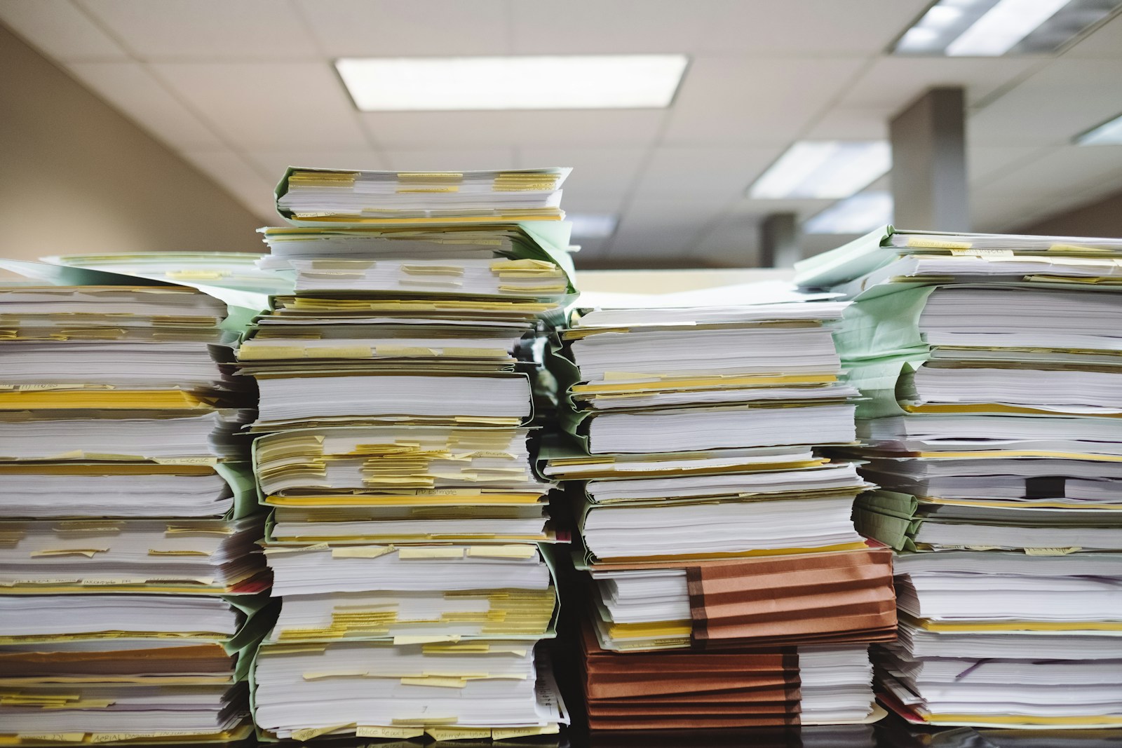 Jak długo przechowywać dokumenty pracownicze? Najważniejsze zasady archiwizacji